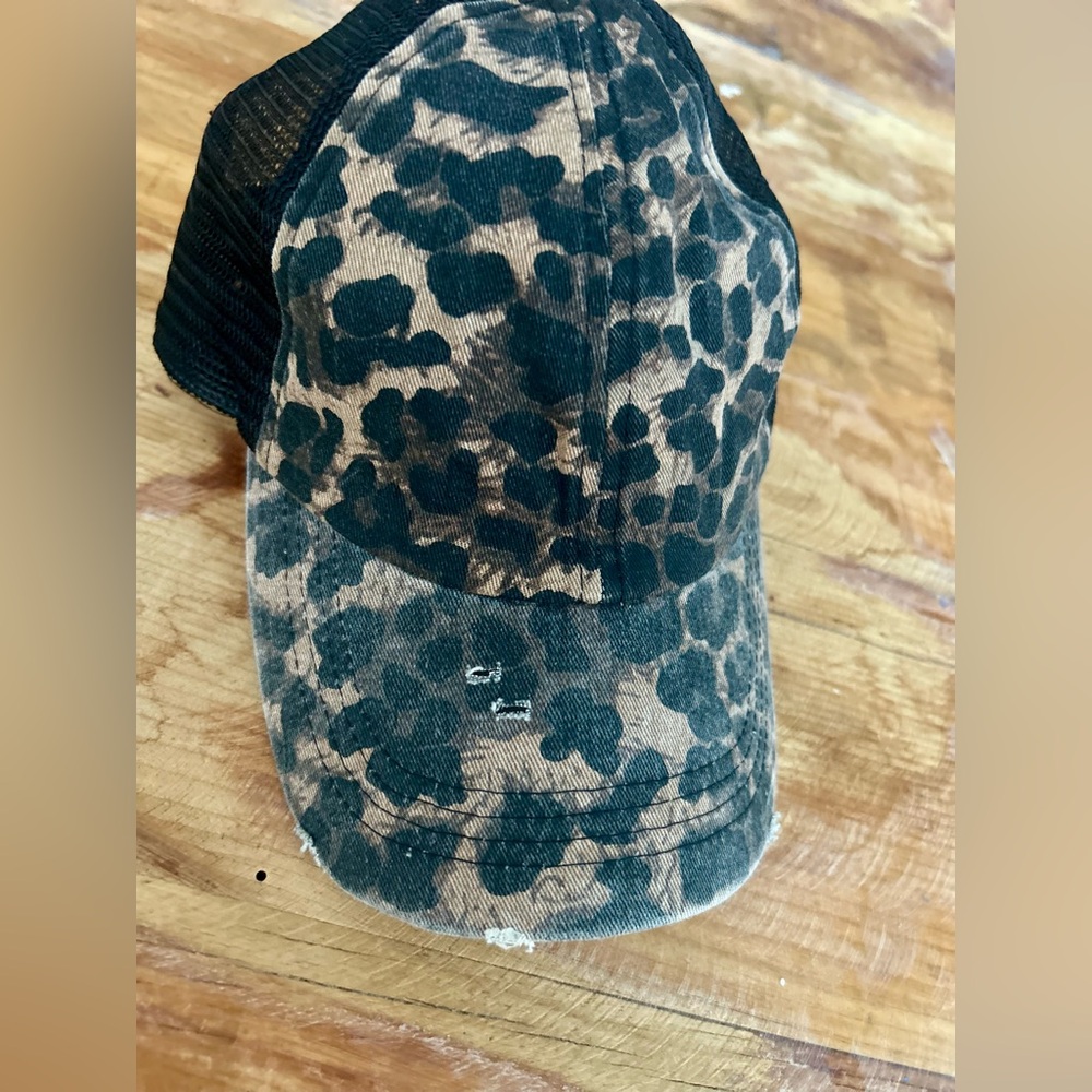 David And Young Leopard Print Mesh Baseball Cap - Picture 5 of 8